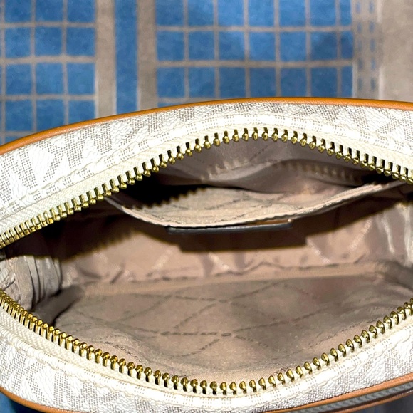 Michael Kors - Jet Set Travel Medium Logo Crossbody Bag - Picture 10 of 13